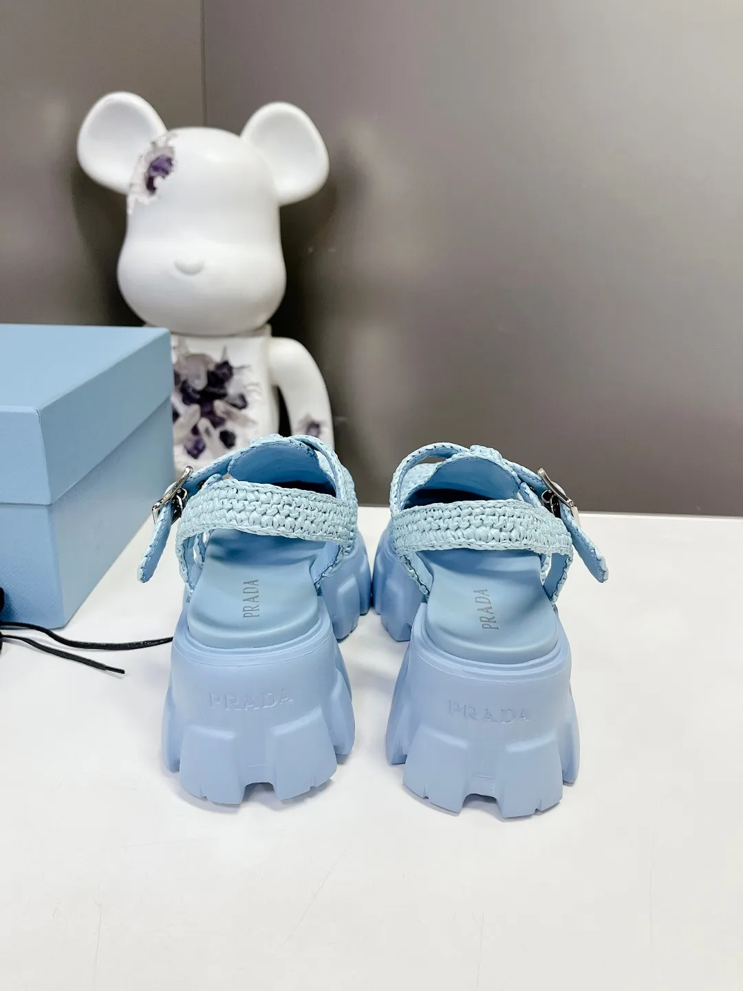 👟👟Ex-factory price 640👟👟 Straw 2023 exclusive version super hot🎊🎊🎊hot prada Prada cage shoes sawtooth Roman braided thick-soled rubber sandals retro fashionable and avant-garde gear teeth 55mm Thick-soled soles, the upper perfectly restores the original craftsmanship, and is made of purely hand-woven uppers. The cost is extremely high, making the whole pair of shoes light and comfortable, full of holiday feel, and bright colors 💐💐💐💐 to satisfy a variety of choices for fashionable people with different styles! The iconic metal triangle logo is paired with the shape of ancient beach sandals. Every design element is fashionable! Code number 35-40